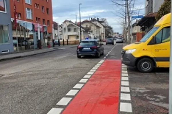 Neue rote Fahrradfurt an der Grubholzer Straße