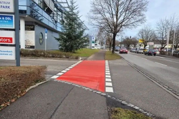 Der gemeinsame Geh- und Radweg beim Herto-Park an Ein- und Ausfahrten in Rot markiert